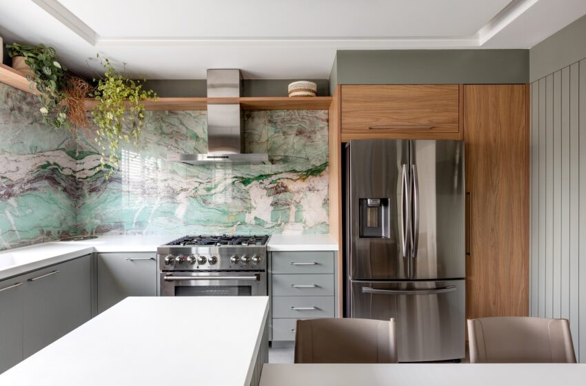 Projeto de cozinha usa Quartzito com tons de verde na parede do ambiente