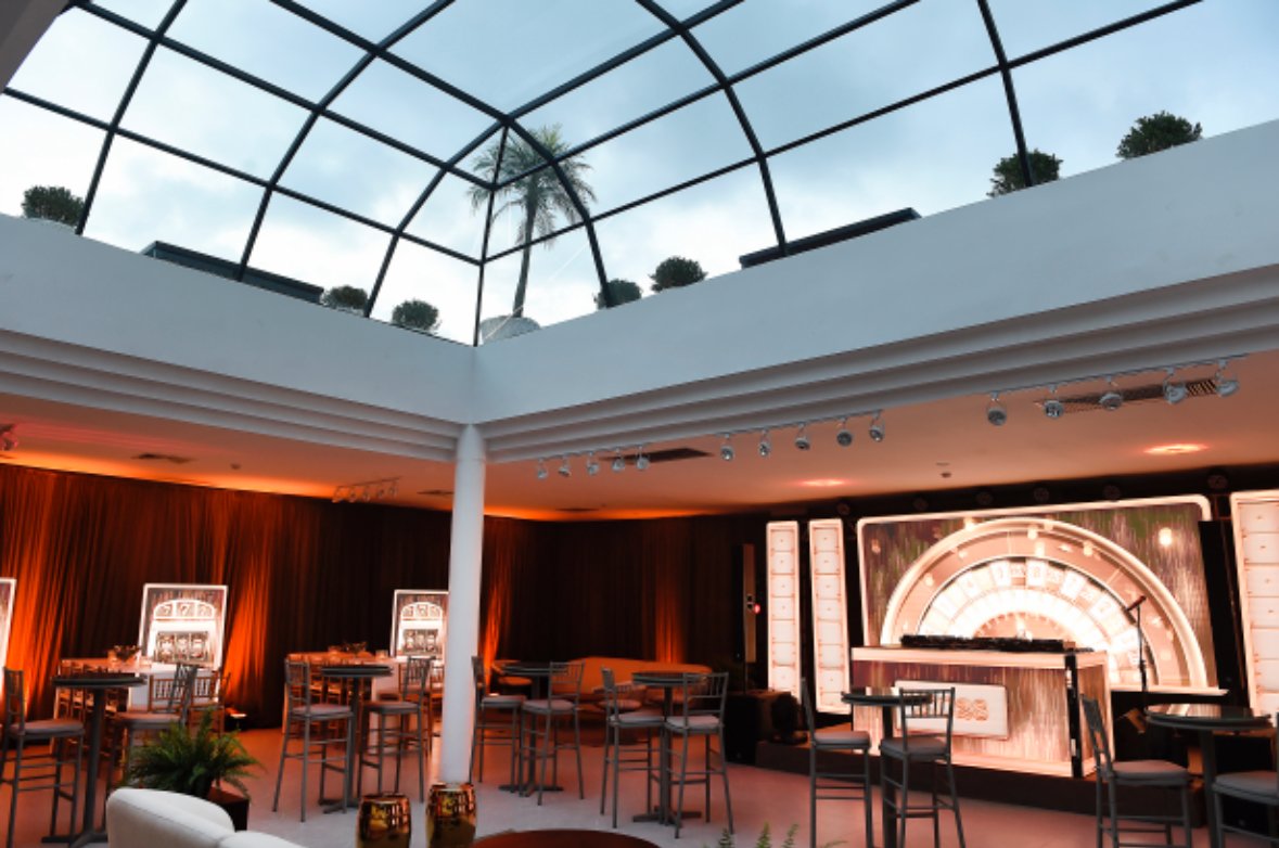 Interior da Cúpula Curitiba, espaço de eventos com teto de vidro
