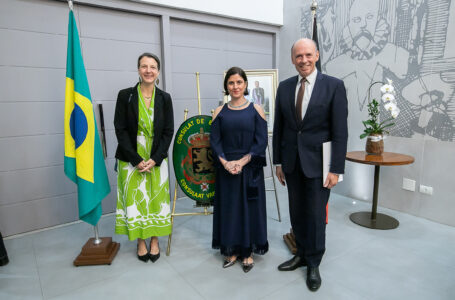 A nova Cônsul Honorária da Bélgica, Lucia Casillo Malucelli (ao centro), com o embaixador da Bélgica no Brasil, Peter Claes, e a cônsul-geral em São Paulo, Valentine Mangez.