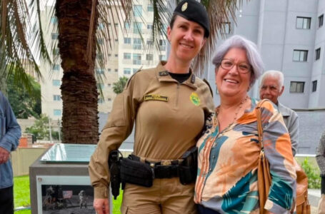 Major Maria Fernanda de Carvalho de Deus, Comandante do Colégio da Polícia Militar com Branca Rosa, uma das homenageadas.