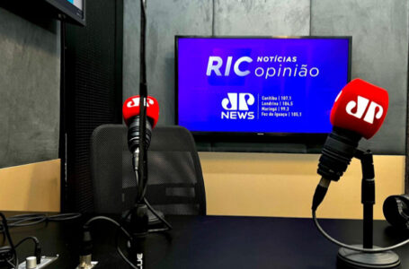 Jovem Pan News Curitiba: liderança com investimentos em jornalismo de resultado e na área técnica. Foto de Stephanie Wiggers