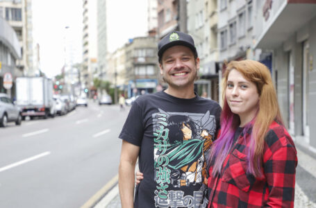 Juliane Kerecz e Renãn Serighelli, moram há um ano em um apartamento na Rua Carlos de Carvalho, no Centro de Curitiba. Foto: Hully Paiva/SECOM