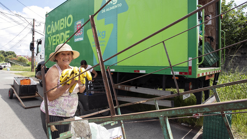 Câmbio Verde troca recicláveis por hortifrútis