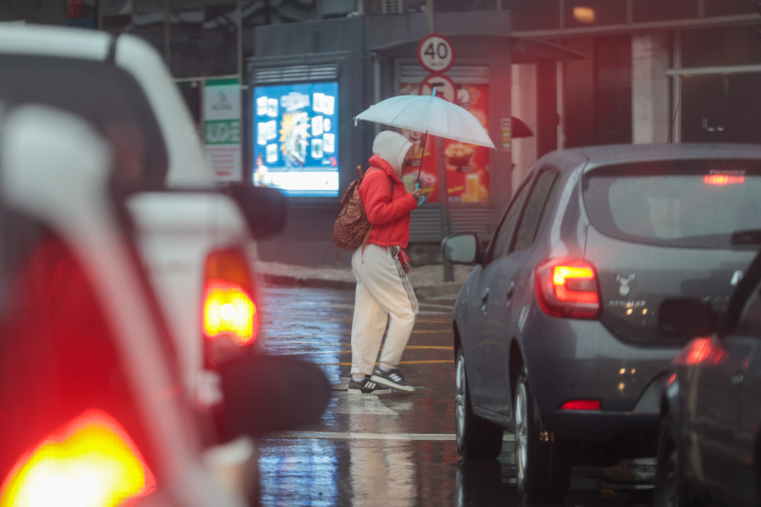 Paraná registra raios e granizo: chuva diminui na sexta, mas ganha força no fim de semana