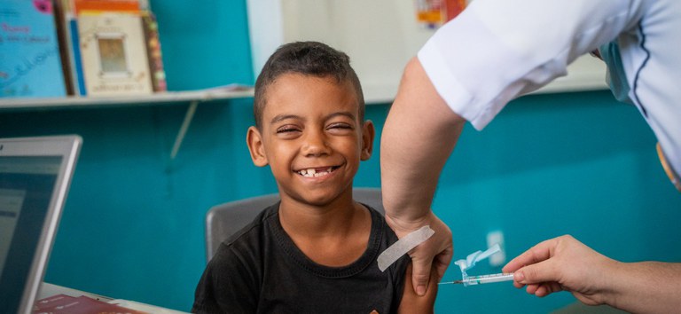  Brasil avança na vacinação de crianças e adolescentes