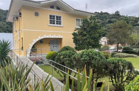 Espaço Coop, também conhecida por Casa Amarela, em Blumenau, preserva a história da Viacredi com exposições interativas.