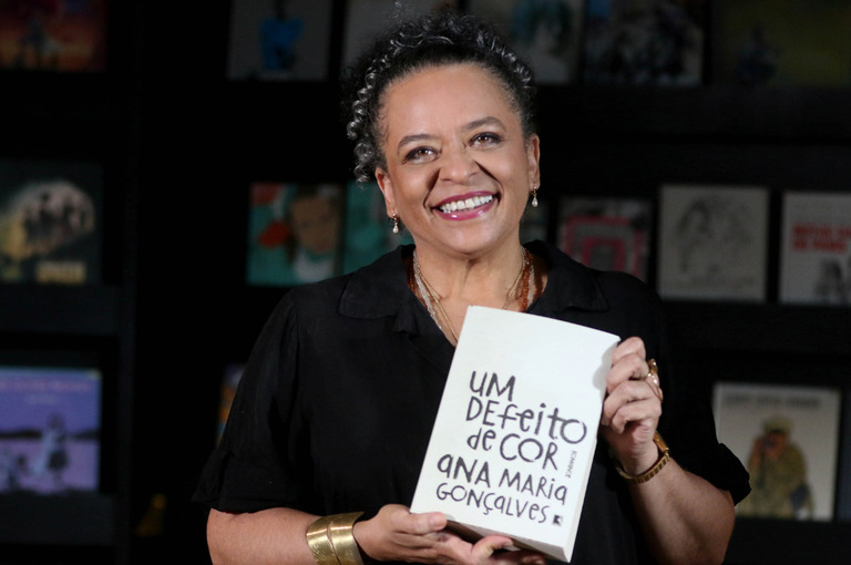 Ana Maria Gonçalves é a primeira mulher negra a se tornar imortal da ABL