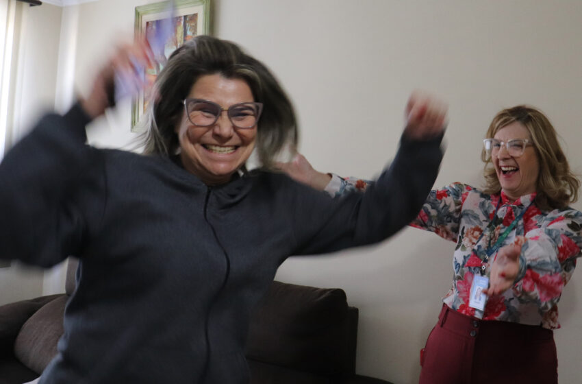 Zeladora recebe prêmio de R$ 100 mil do Nota Paraná