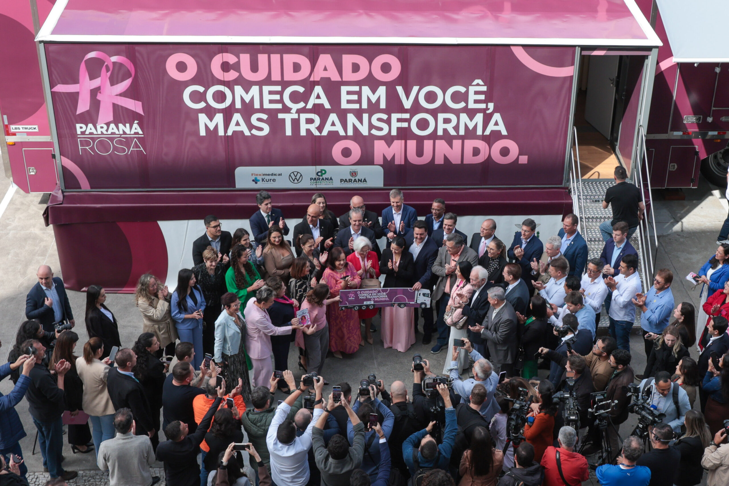 O governador Carlos Massa Ratinho Junior e a Volkswagen do Brasil apresentam nesta segunda-feira (15), no estacionamento do Palácio Iguaçu, a Carreta Saúde da Mulher, uma unidade móvel que prestará exames médicos gratuitos a 18 mil mulheres até o fim deste ano. Foto: Geraldo Bubniak/AEN