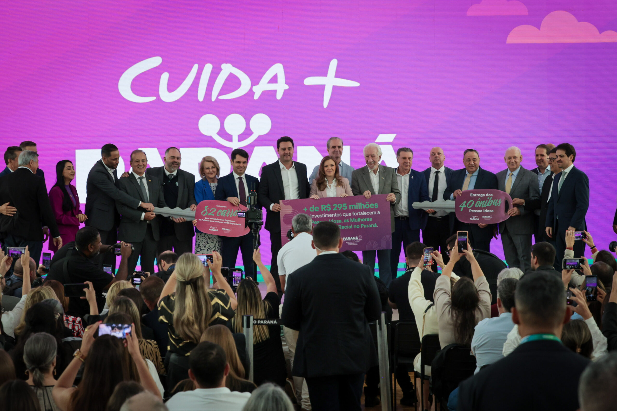 O governador Carlos Massa Ratinho Junior participa nesta segunda-feira (24) do II Encontro Estadual de Gestores de Políticas do Cuidado, no Palácio Iguaçu. Neste ato, são entregues 40 ônibus que atenderão a política para idosos e 82 carros para política da mulher.  Foto: Geraldo Bubniak/AEN