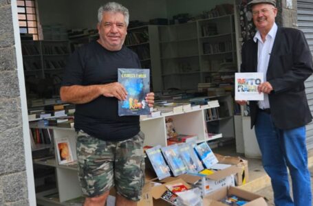 Livros doados pelo cineasta Paulo Munhoz. Marcelo Gonzaga e Jorge Bernardi com os exemplares doados na entrada da Ong viagem do Livro. 