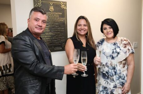 César Augusto de Oliveira (Diretor de Patrimônio), a Presidente Ramile Dutra de Araújo (ao centro) e Nadia Passos (ex-Presidente) brindam a inauguração da nova sede administrativa do Clube 