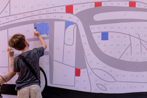  HouseCricket idealiza intervenção colaborativa com Diego Prosa no Shopping Mueller para celebrar os 333 anos de Curitiba